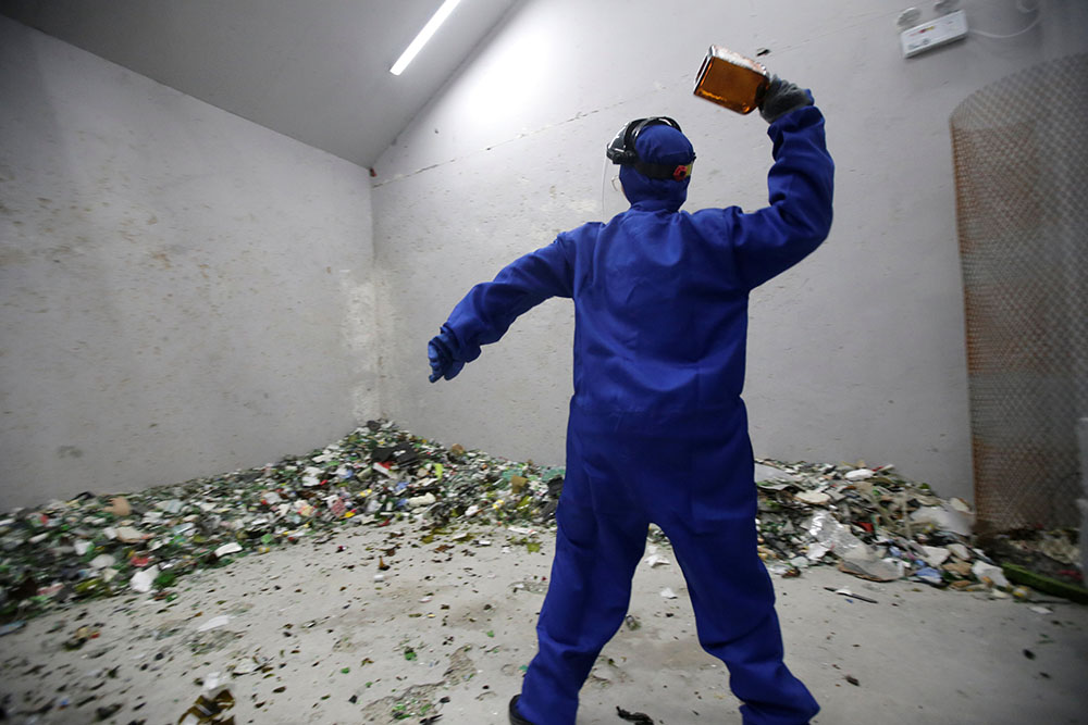 2019-01-13T041230Z_954814507_RC187B54D2E0_RTRMADP_3_CHINA-ANGERROOM