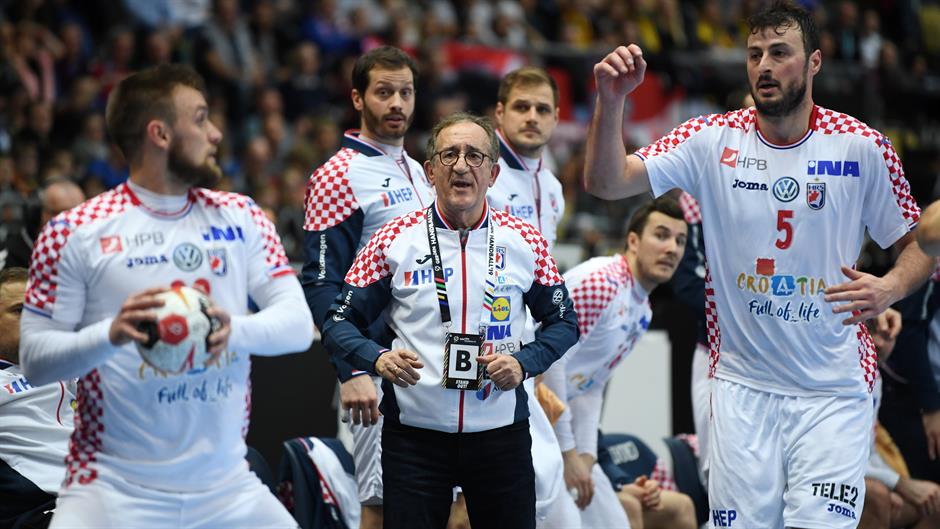 2019-01-17T202242Z_1715356651_RC1F17F28D20_RTRMADP_3_HANDBALL-WORLD