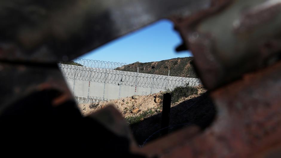 2019-01-24T024142Z_1783931490_RC1504F1AA10_RTRMADP_3_USA-IMMIGRATION-CARAVAN