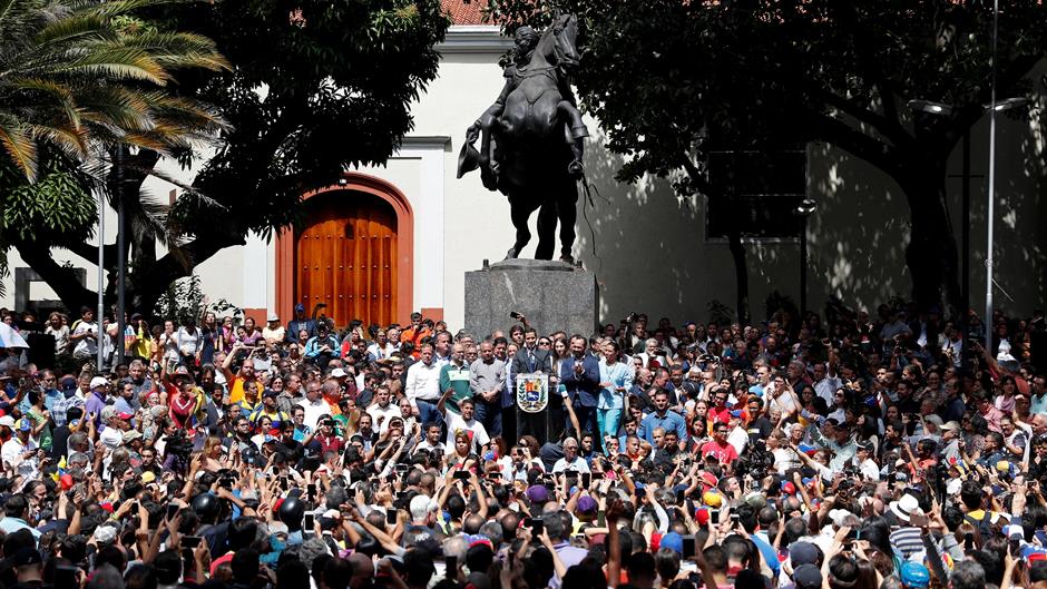 2019-01-25T201549Z_900962424_RC11ED3882F0_RTRMADP_3_VENEZUELA-POLITICS-GUAIDO