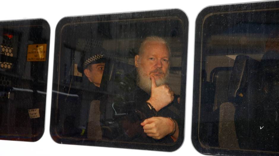 2019-04-11T122345Z_837546949_RC13DABD73D0_RTRMADP_3_ECUADOR-ASSANGE
