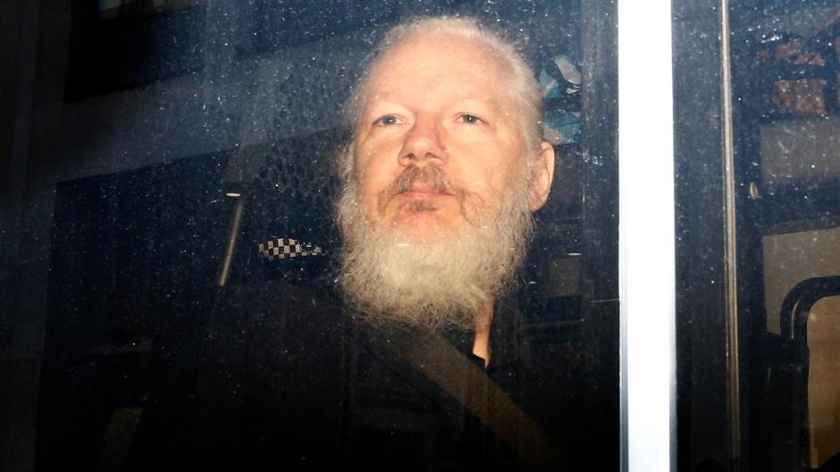 2019-04-11T123503Z_1214323022_RC16749A2440_RTRMADP_3_ECUADOR-ASSANGE