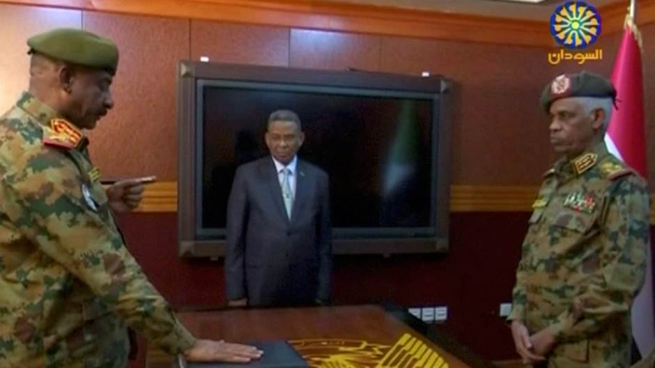 2019-04-11T212451Z_1215638189_RC151DE35300_RTRMADP_3_SUDAN-POLITICS-SWEARING-IN