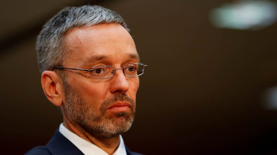 2019-05-20T074728Z_514718443_RC1E8C0FD510_RTRMADP_3_AUSTRIA-POLITICS