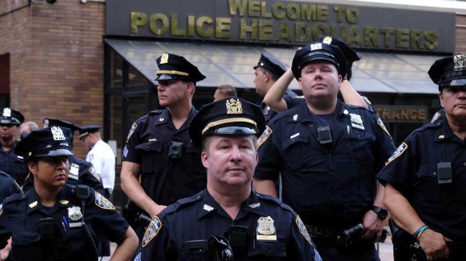 2019-07-18T000644Z_488124394_RC1C7B18E4A0_RTRMADP_3_USA-POLICE-GARNER