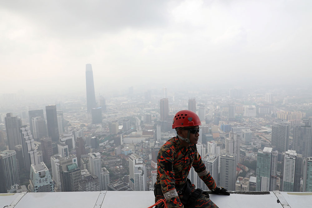 2019-09-26T031018Z_1186461986_RC19E596D280_RTRMADP_3_SOUTHEASTASIA-HAZE