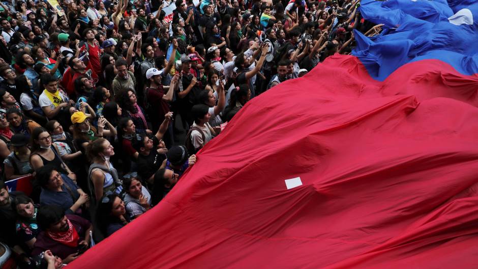 2019-10-26T011706Z_1637299967_RC160AE50D00_RTRMADP_3_CHILE-PROTESTS