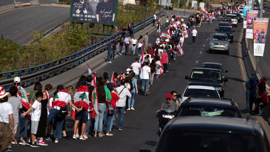 2019-10-27T130819Z_1242165374_RC1A2EFAC910_RTRMADP_3_LEBANON-PROTESTS