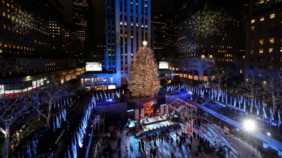 2019-12-05T035154Z_358550056_RC2ROD9XBHAA_RTRMADP_3_USA-CHRISTMAS-SEASON-NEW-YORK-TREE