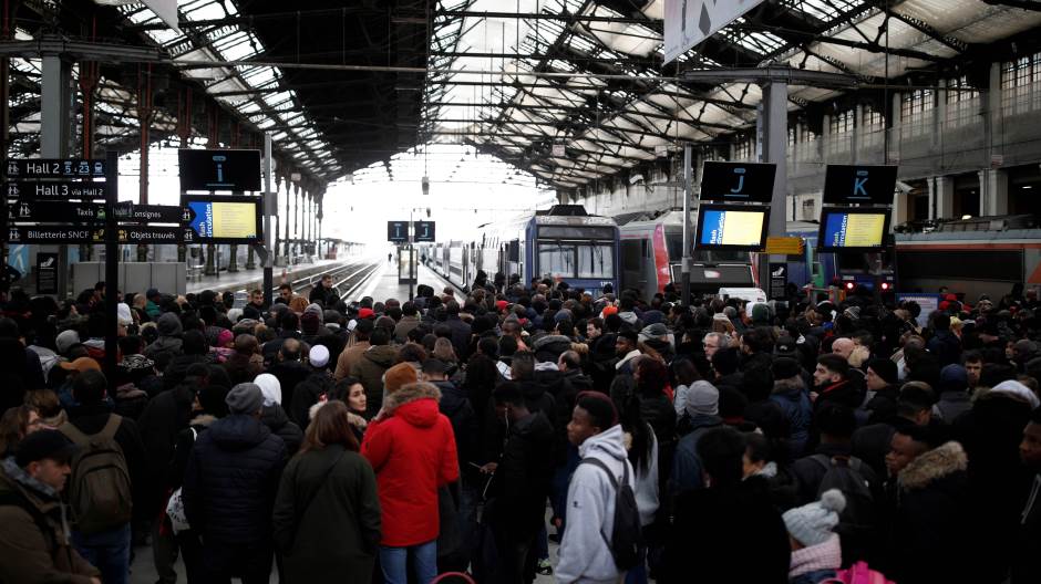 2019-12-08T172625Z_1567150339_RC25RD9UZYPK_RTRMADP_3_FRANCE-PROTESTS-PENSIONS