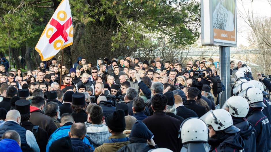 2019-12-26T131127Z_398210304_RC213E9JKNC4_RTRMADP_3_MONTENEGRO-PROTEST