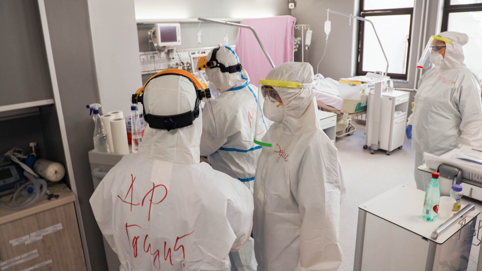 2020-04-02T170941Z_133204221_RC2HWF9ZK3SX_RTRMADP_3_HEALTH-CORONAVIRUS-SERBIA-HOSPITAL