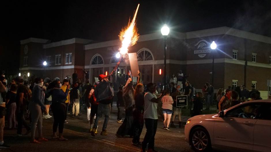 2020-05-31T073005Z_849972673_RC2JZG9V1F94_RTRMADP_3_MINNEAPOLIS-POLICE-PROTESTS-ST-LOUIS