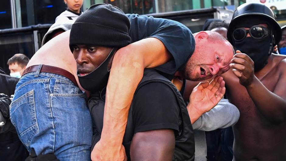 2020-06-13T194751Z_824433051_RC2H8H9NFGLC_RTRMADP_3_MINNEAPOLIS-POLICE-PROTESTS-BRITAIN