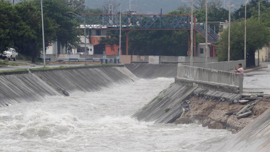 2020-07-27T004836Z_611866021_RC2C1I96SIJZ_RTRMADP_3_STORM-HANNA-MEXICO