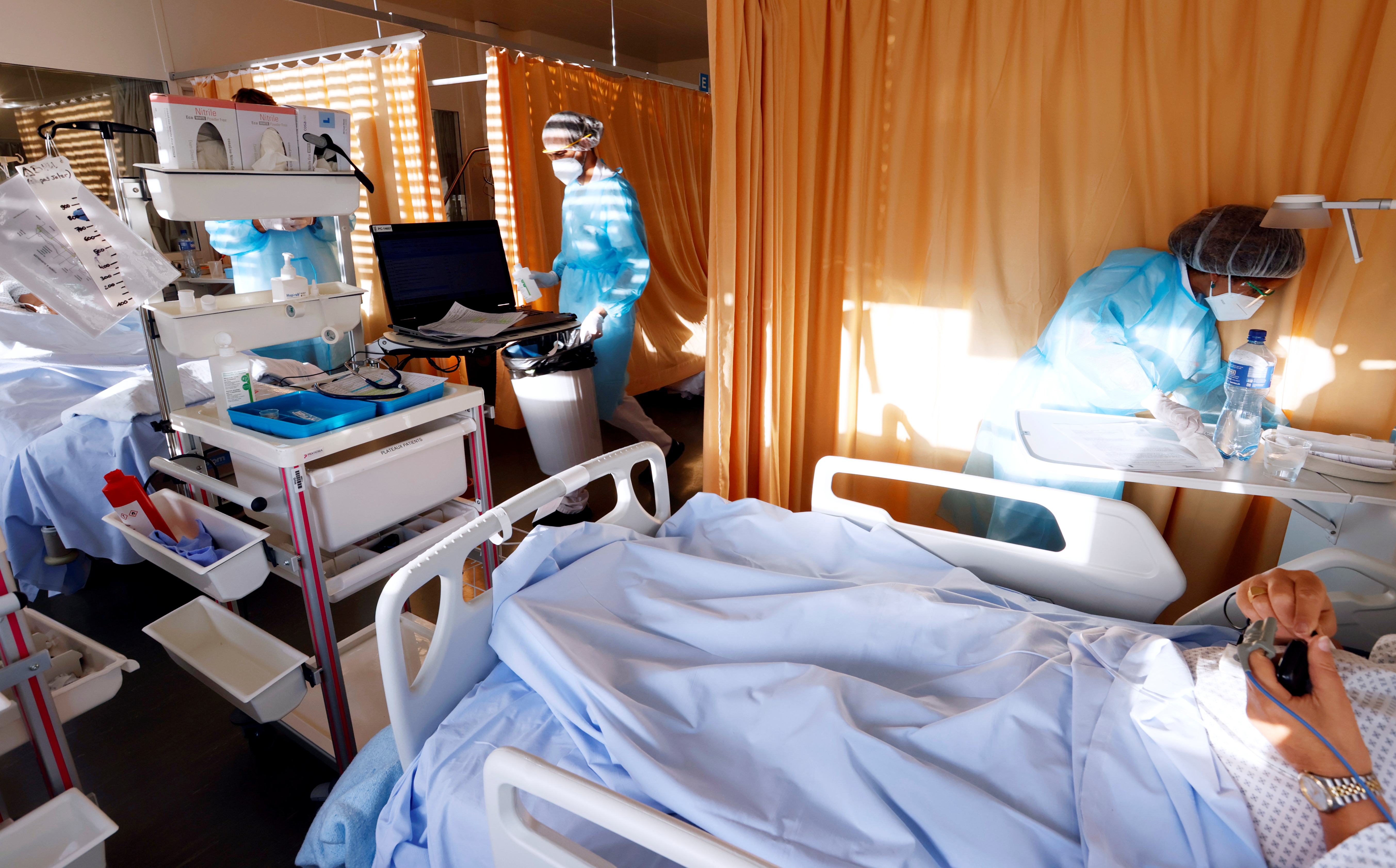 2020-10-27T180541Z_872448202_RC26RJ99VUAR_RTRMADP_3_HEALTH-CORONAVIRUS-SWISS-HOSPITAL