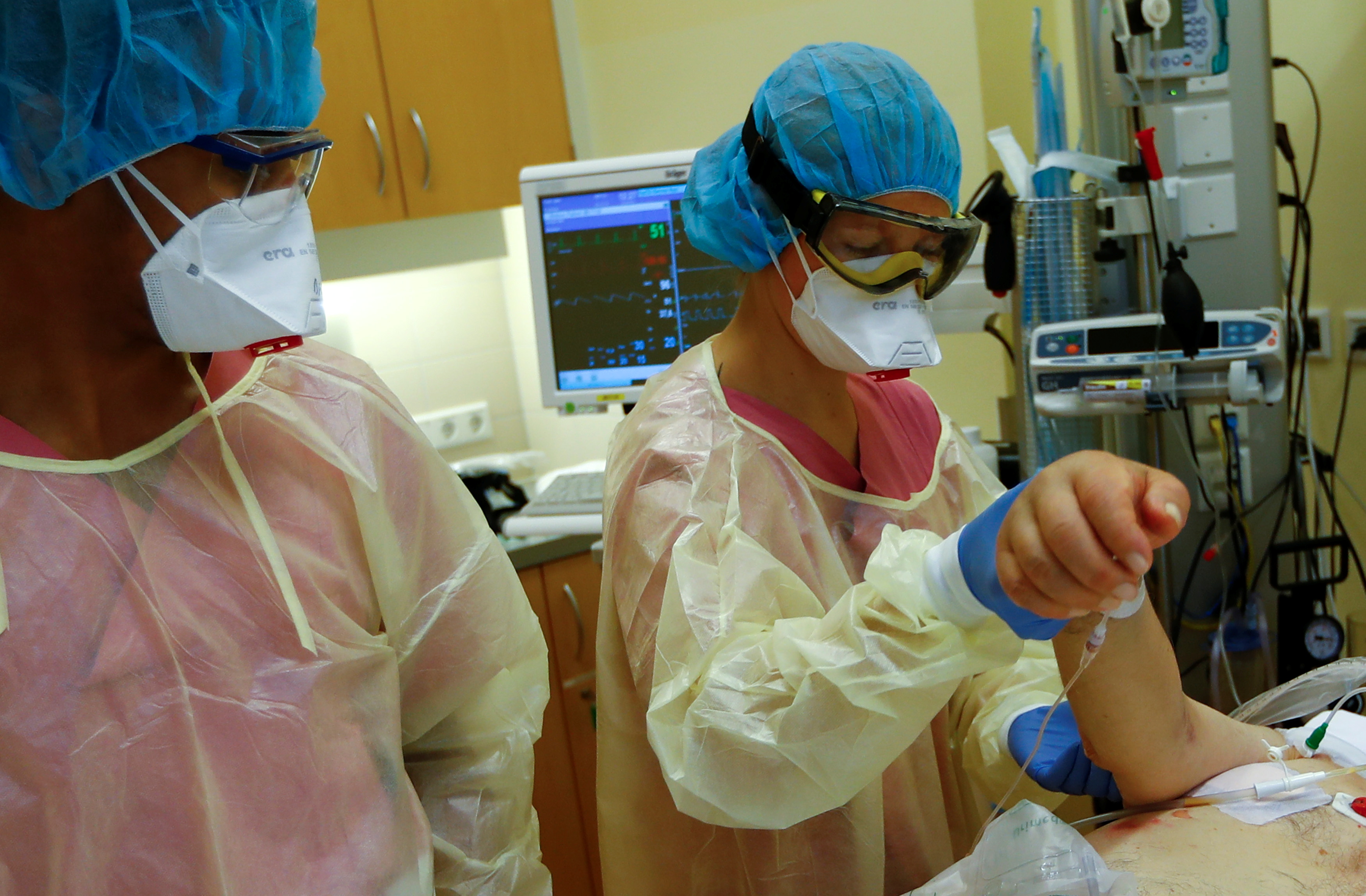 2020-10-30T124727Z_557679550_RC20TJ94EZCR_RTRMADP_3_HEALTH-CORONAVIRUS-GERMANY-HOSPITAL