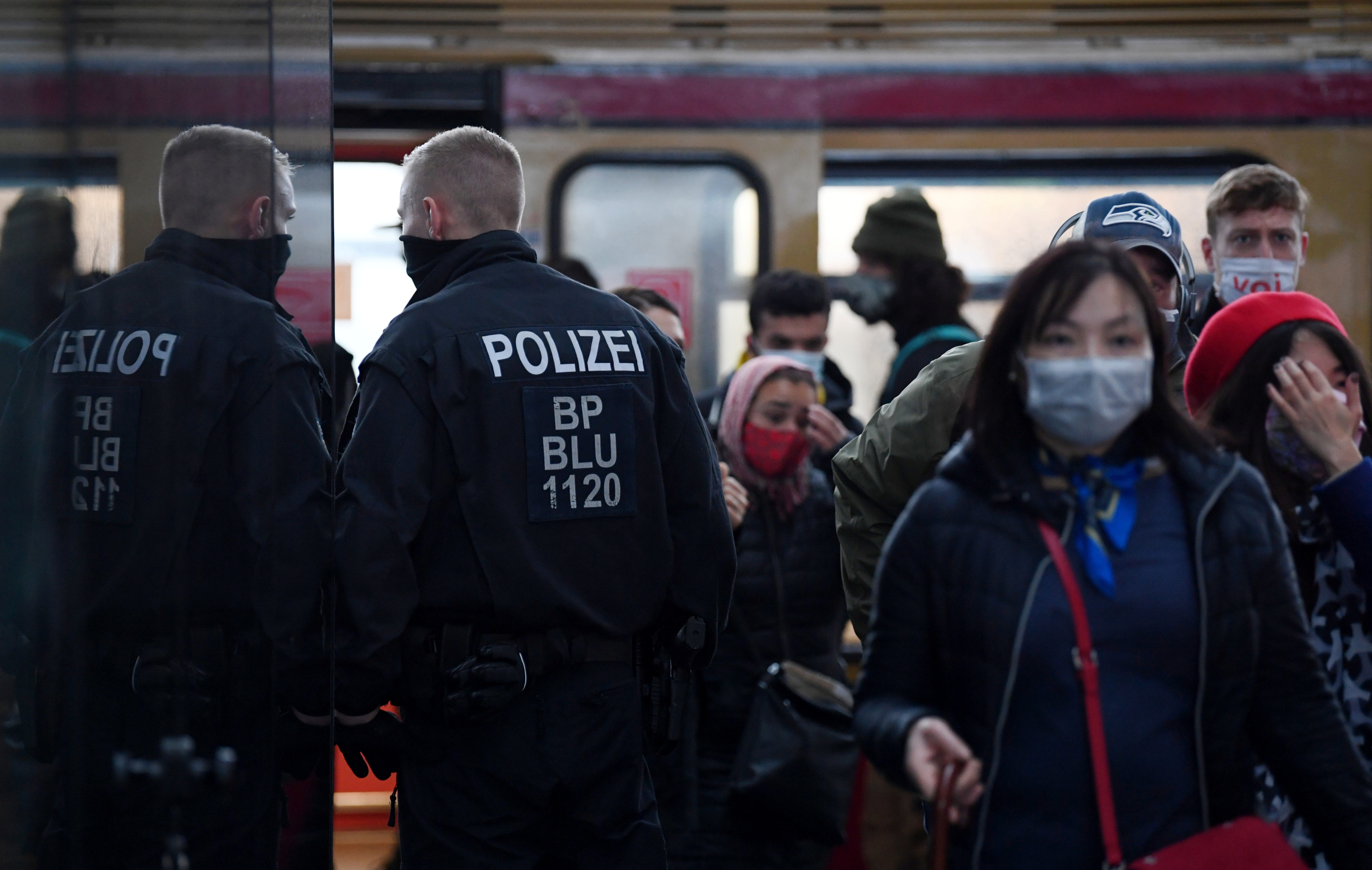 2020-11-02T084046Z_27226474_RC2WUJ90P7HS_RTRMADP_3_HEALTH-CORONAVIRUS-GERMANY-POLICE