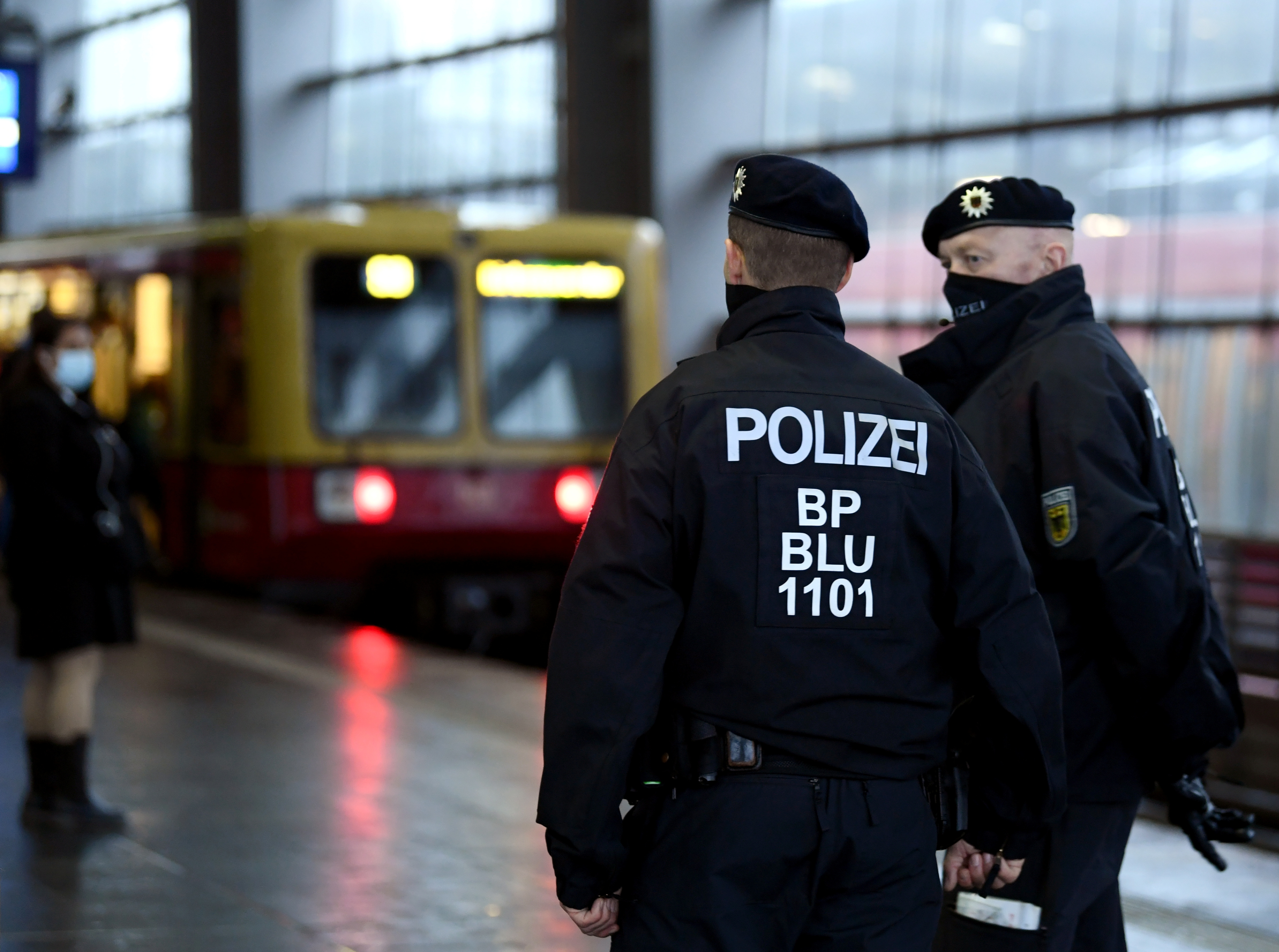 2020-11-02T084633Z_1869999630_RC2WUJ9BIVVD_RTRMADP_3_HEALTH-CORONAVIRUS-GERMANY-POLICE