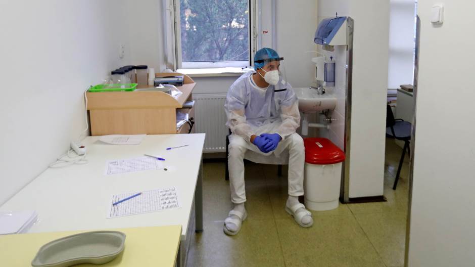 2020-11-02T151713Z_218714060_RC23VJ9Y1P2Q_RTRMADP_3_HEALTH-CORONAVIRUS-CZECH-VOLUNTEERS