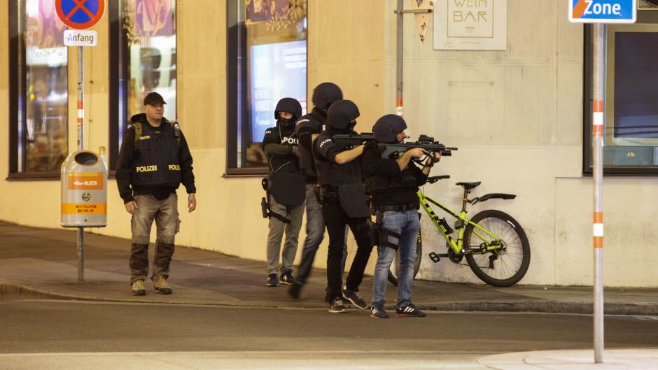 2020-11-02T225004Z_185047230_RC2AVJ9HRYN2_RTRMADP_3_AUSTRIA-ATTACK