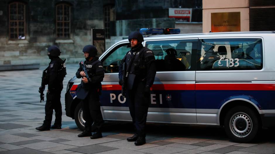 2020-11-03T054936Z_2017650448_RC2HVJ9XUO99_RTRMADP_3_AUSTRIA-ATTACK