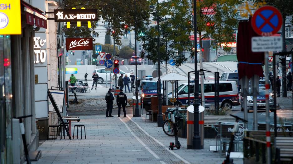 2020-11-03T055700Z_29355143_RC2HVJ9LDEJT_RTRMADP_3_AUSTRIA-ATTACK