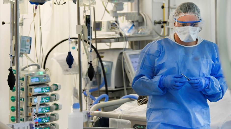 2020-11-10T172338Z_1090844598_RC2H0K9J2VIV_RTRMADP_3_HEALTH-CORONAVIRUS-NETHERLANDS