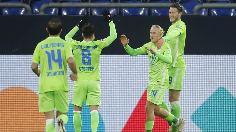 2020-11-21T145808Z_969646944_UP1EGBL15KWAE_RTRMADP_3_SOCCER-GERMANY-S04-WOB-REPORT