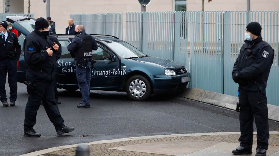 2020-11-25T094218Z_1726891033_RC29AK9JVOXG_RTRMADP_3_GERMANY-SECURITY-CRASH