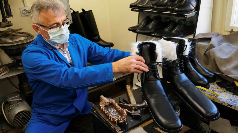 2020-12-03T175930Z_1069355237_RC2TFK9Y8UNW_RTRMADP_3_HEALTH-CORONAVIRUS-ROMANIA-SHOES