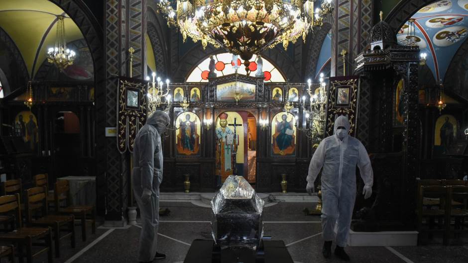 2020-12-04T093214Z_29559926_RC29GK9ALXU0_RTRMADP_3_HEALTH-CORONAVIRUS-GREECE-CEMETERY