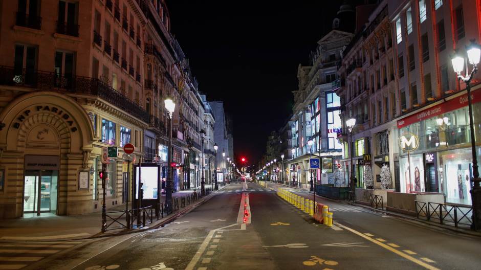 2020-12-15T230039Z_311050508_RC2ZNK9C3NTF_RTRMADP_3_HEALTH-CORONAVIRUS-FRANCE-CURFEW