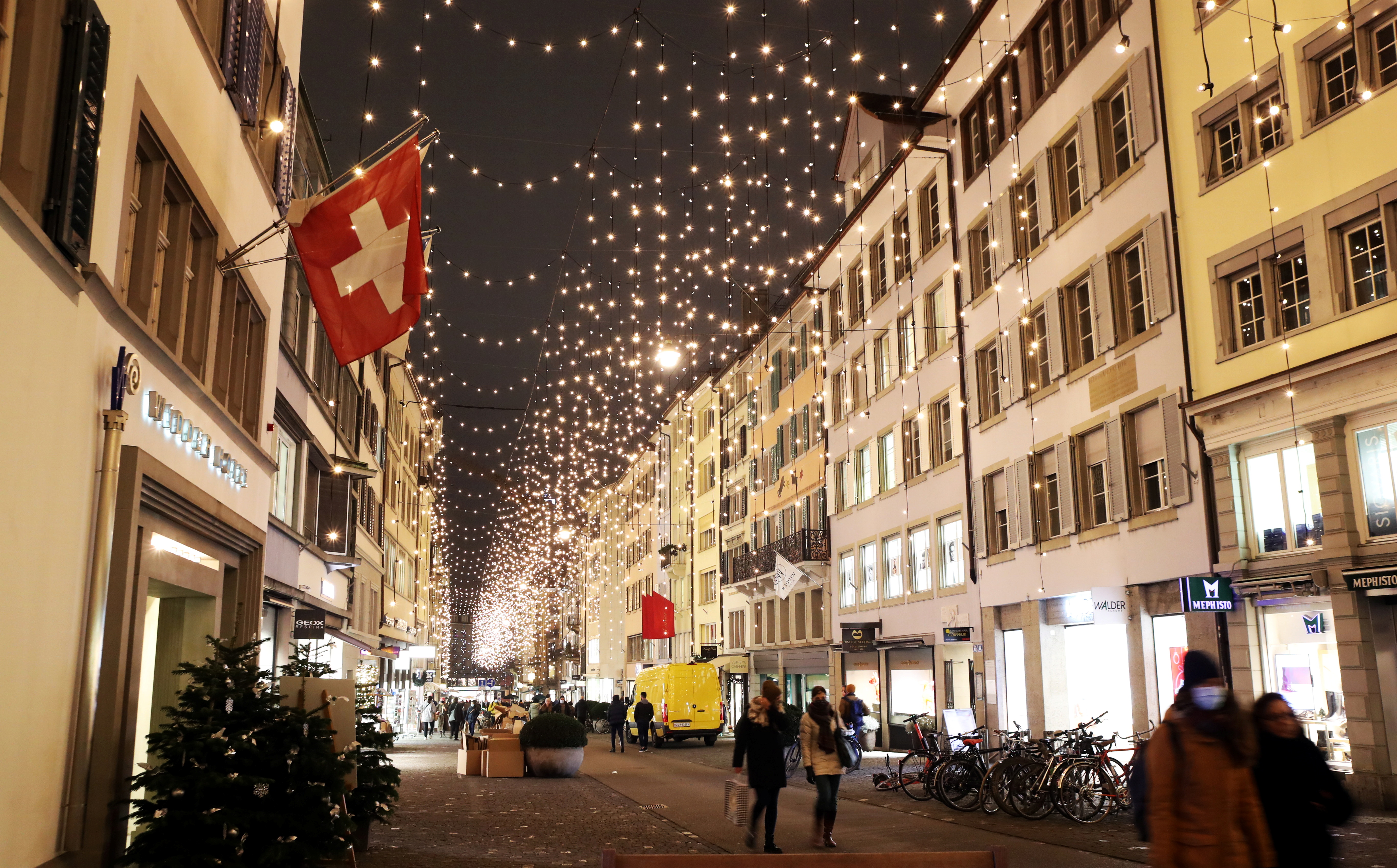 2020-12-16T204726Z_328507040_RC2KOK929K84_RTRMADP_3_CHRISTMAS-SEASON-SWISS