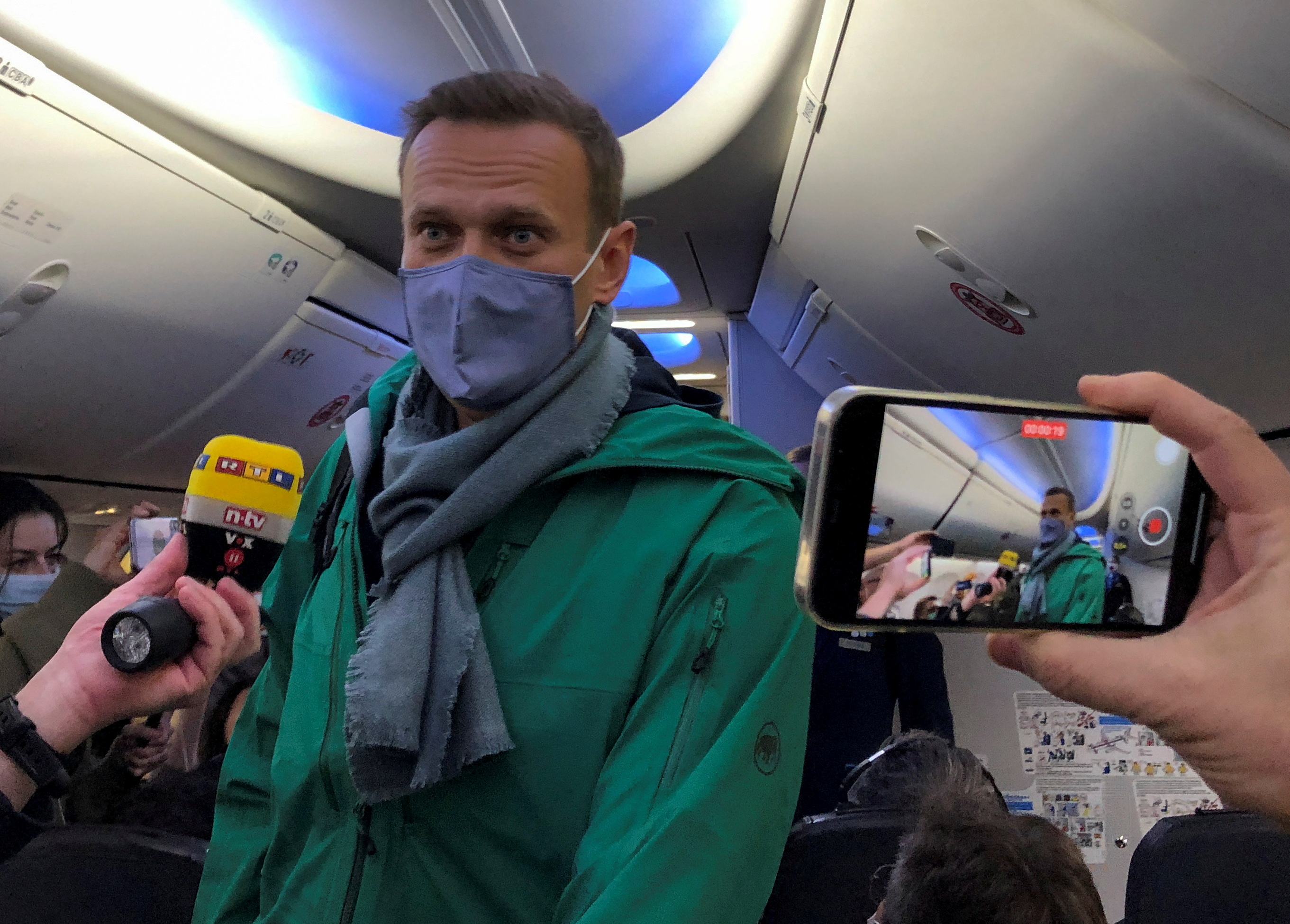 aleksej navaljni, rusija, Russian opposition leader Alexei Navalny is seen on board a plane before the departure for Moscow at an airport in Berlin