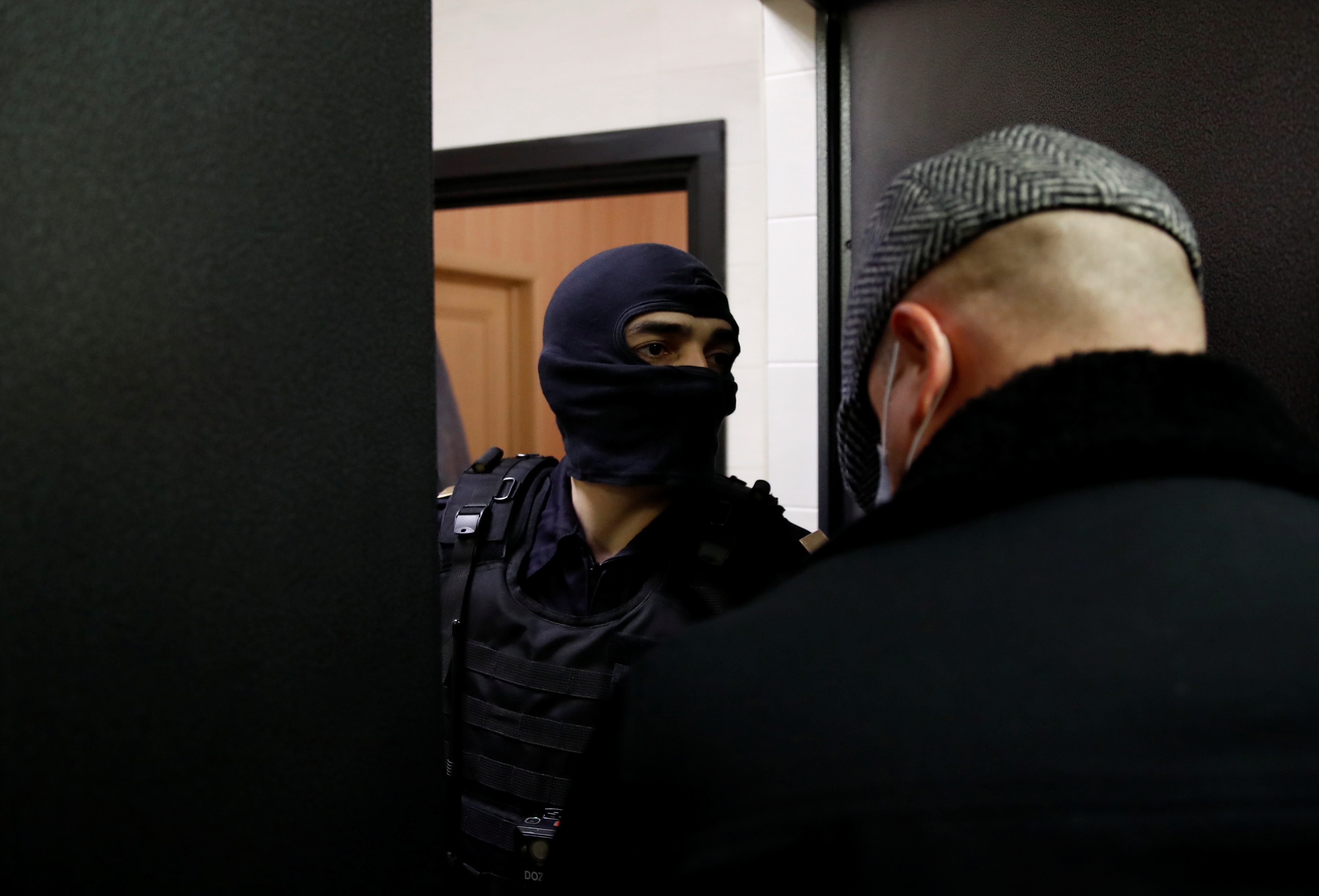aleksej navaljni, stan, rusija A law enforcement officer is seen outside an apartment of Russian opposition leader Alexei Navalny in Moscow