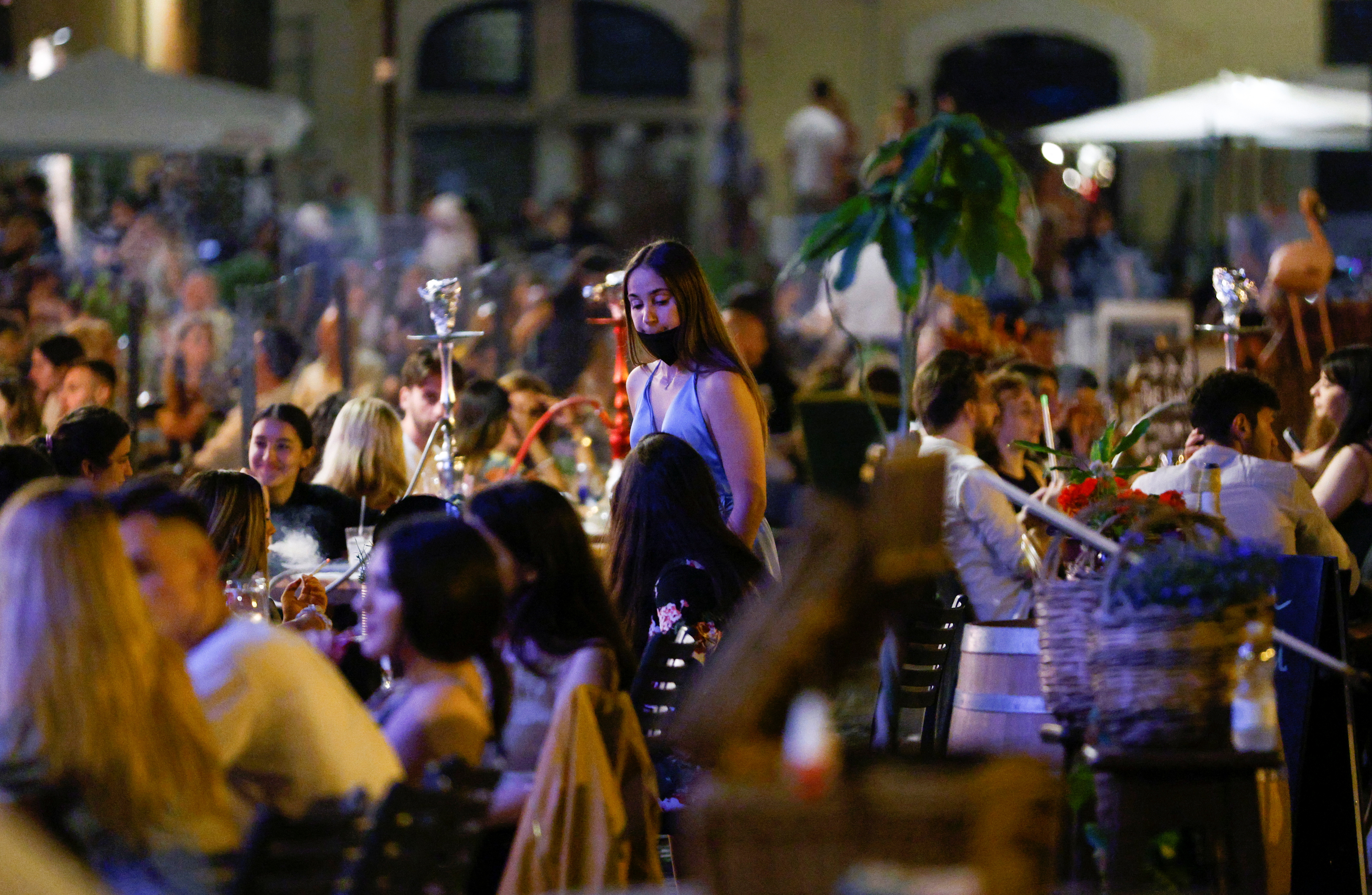 italija, rim, korona, koronavirus, ljudi, noćni život