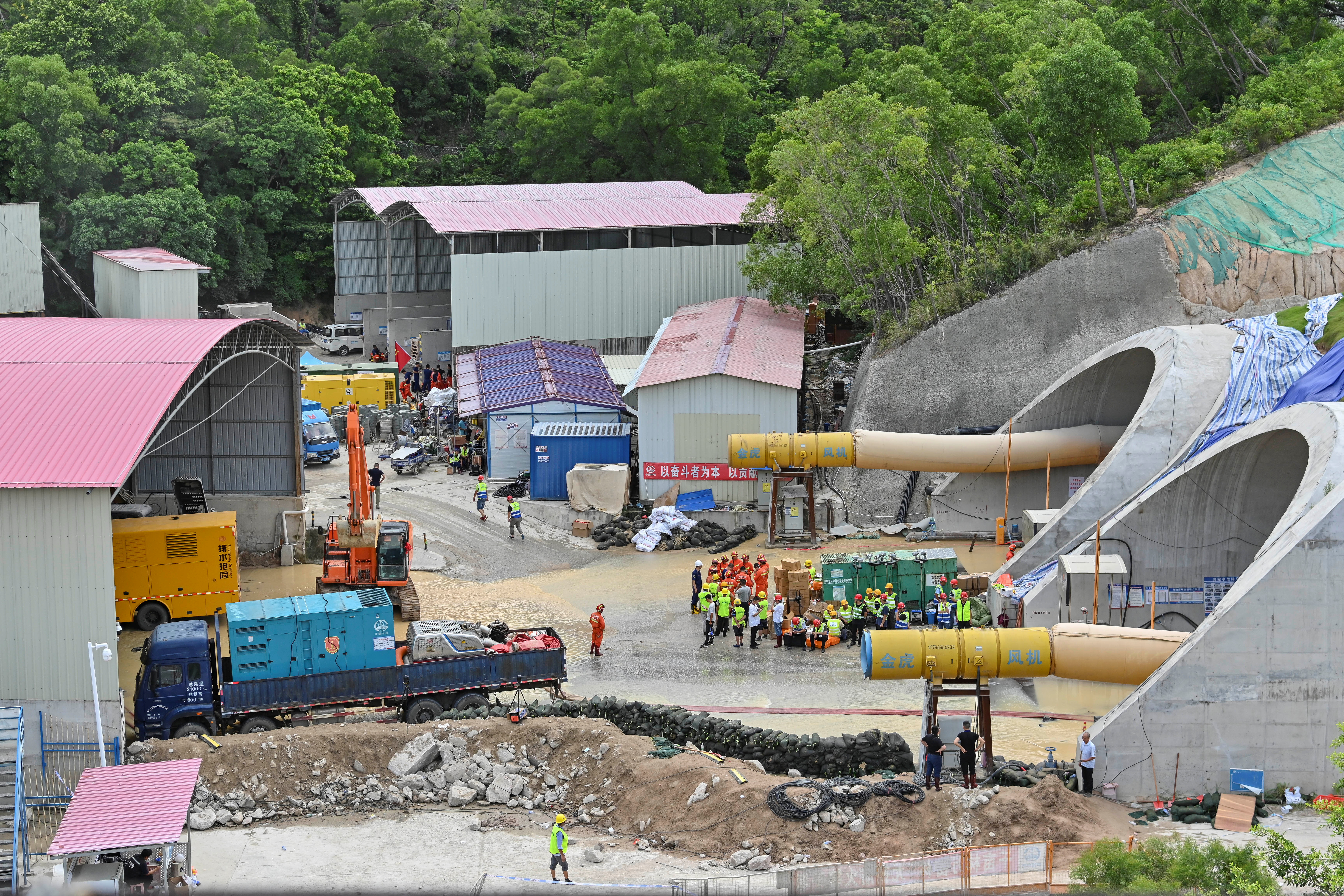 kina, zatrpani radnici, nesreća, poplava