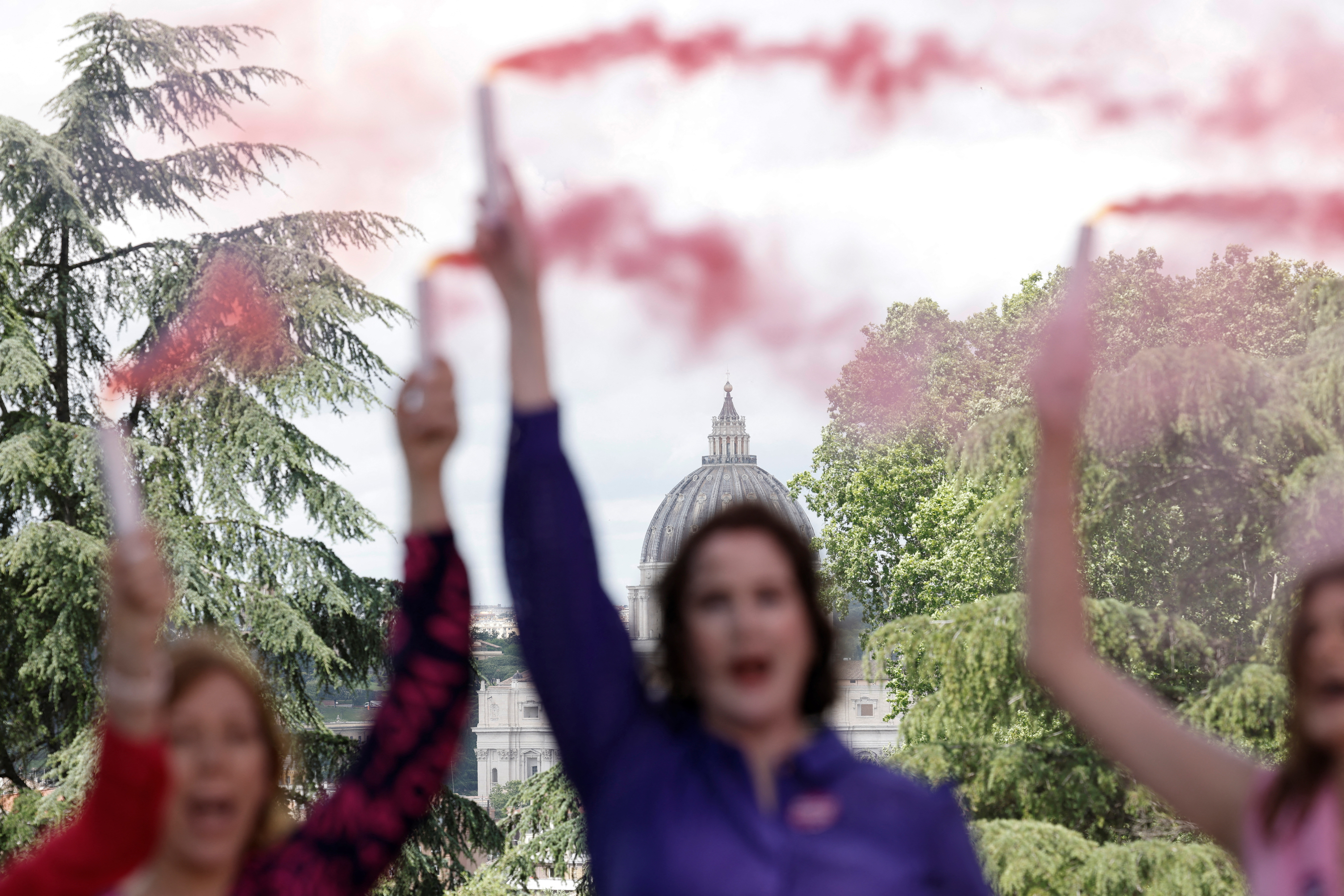 ružičasti dim, vatikan, reuters 7.5.2025.