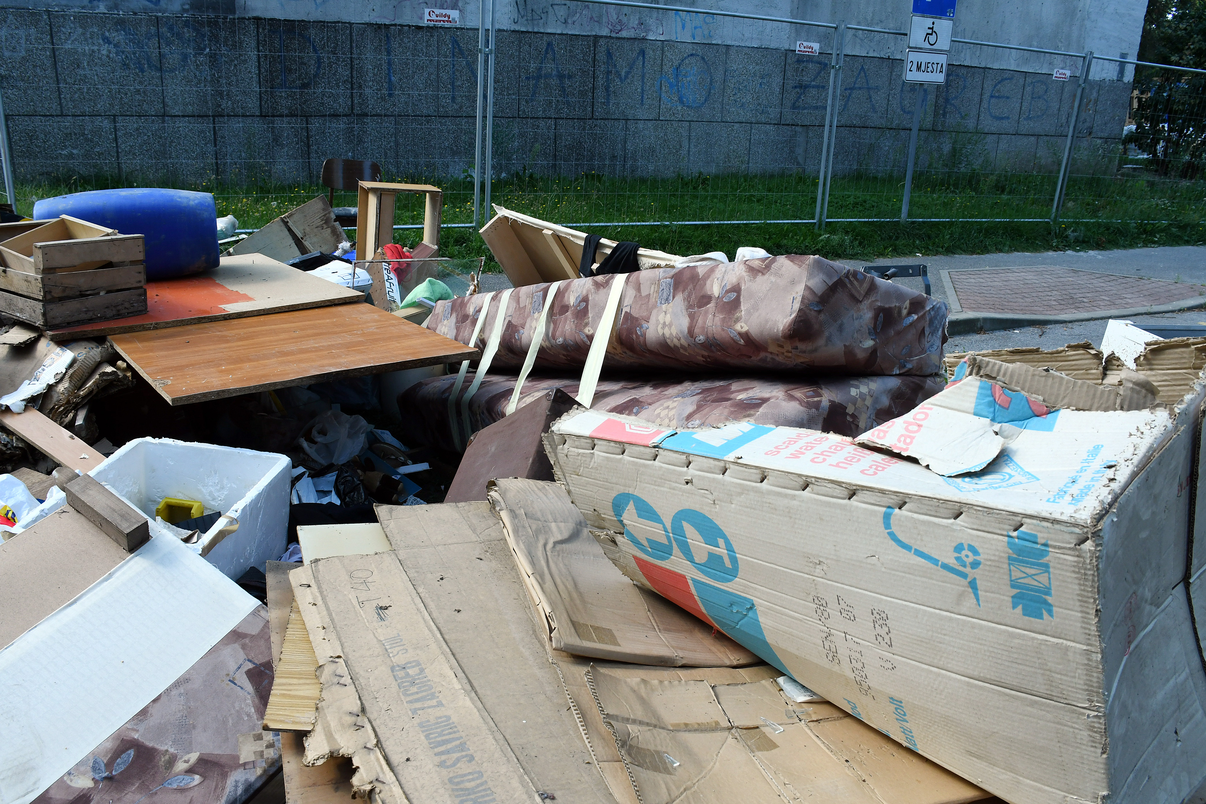 Hrpa glomaznog otpada ceka na odvoz