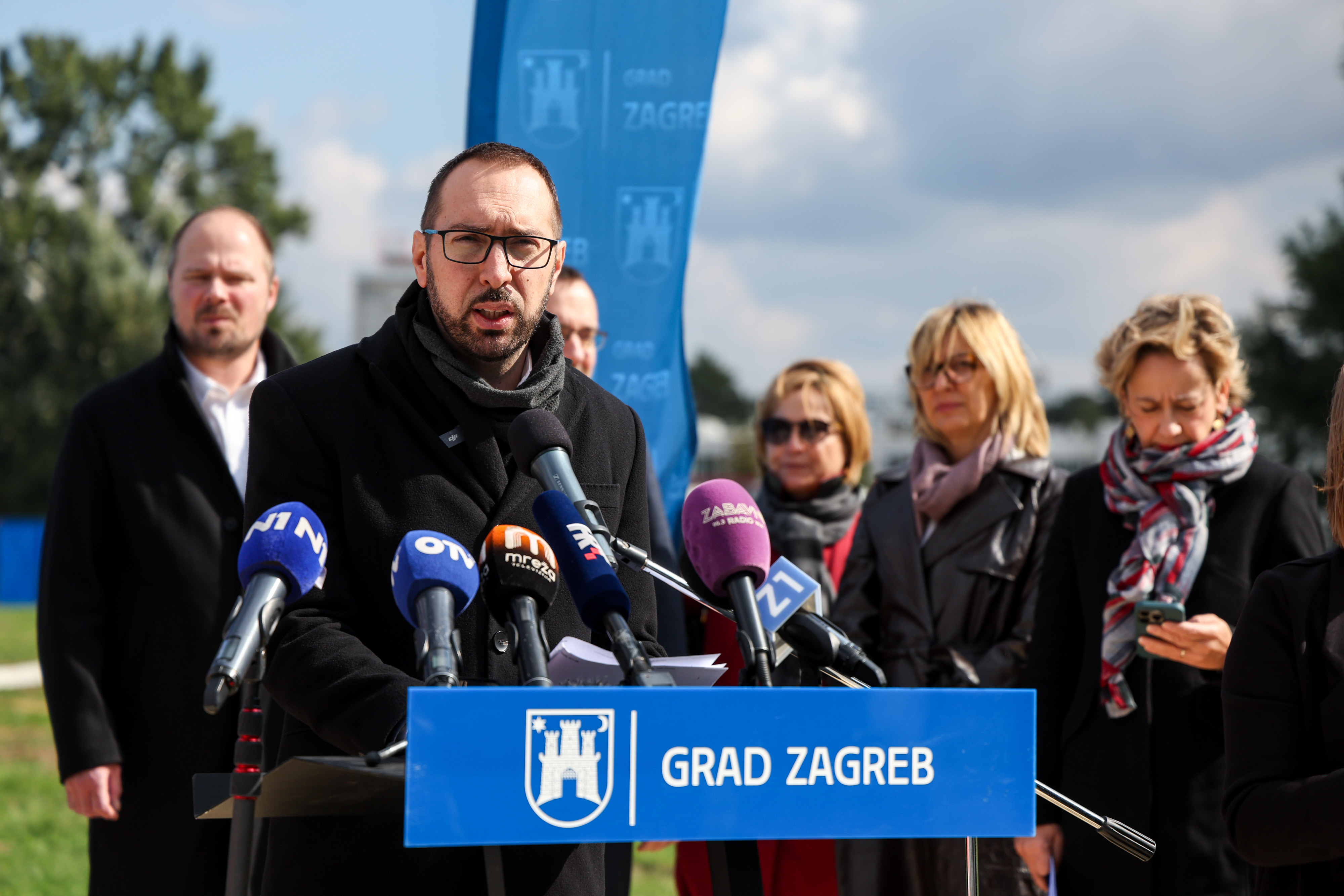 02.10.2025., Zagreb - Gradonacelnik Grada Zagreba Tomislav Tomasevic i ministar znanosti, obrazovanja i mladih Radovan Fuchs obiljezili su pocetak radova na izgradnji Osnovne skole Laniste.  Photo: Igor Kralj/PIXSELL