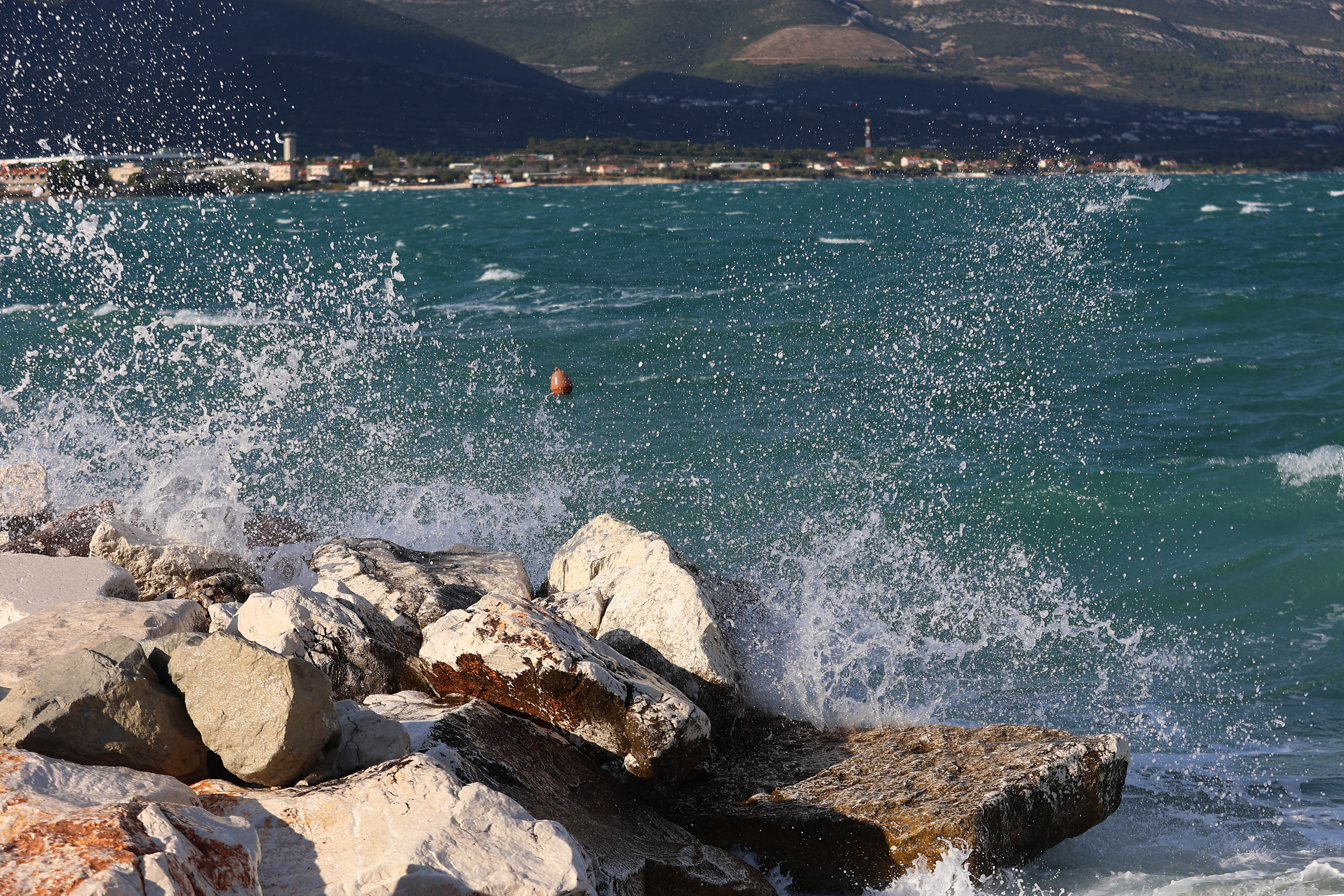 02.10.2025., Slatine - Zapuhala jaka bura dok je temperatura pala na oko 15 stupnjeva.  Photo: Ivana Ivanovic/PIXSELL