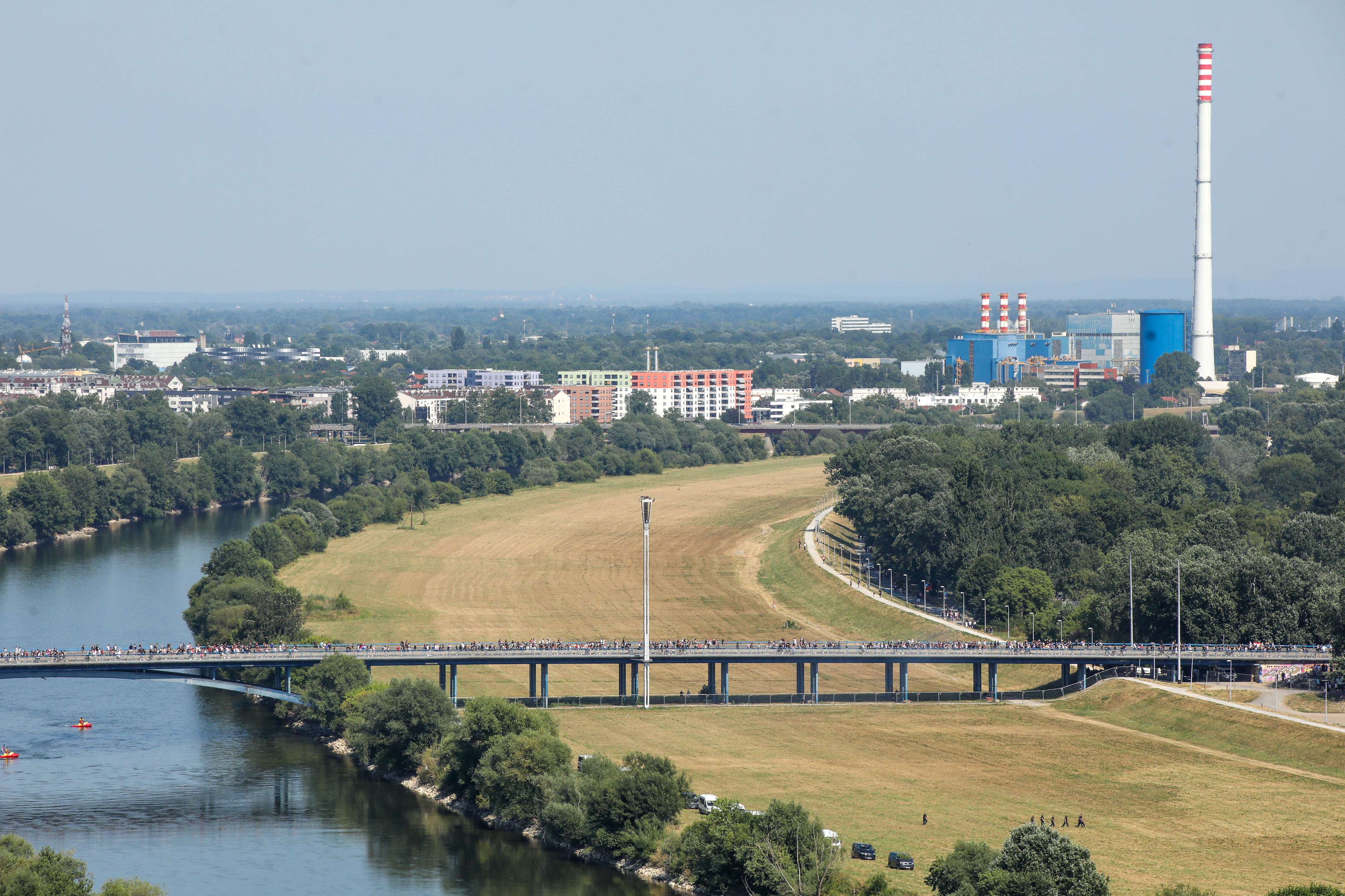 Obozavatelji idu preko Mosta slobode prema fan zoni na Bundeku gdje ce cekati ulazak u koncertni prostor na Hipodromu.
