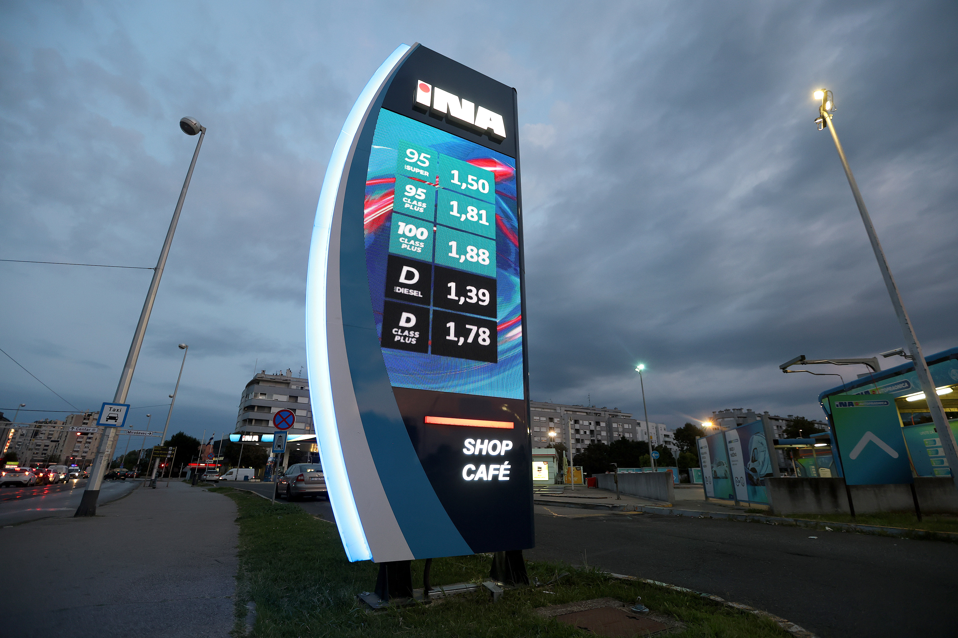 Odlukom Vlade od ponoci su na benzinskim pumpama nize cijene osnovnih goriva. Vozaci placaju 1.50 EUR/l za benzinsko gorivo (smanjenje 0.03 EUR/l) i 1.39 EUR/l za dizelsko gorivo (smanjenje 0.02 EUR/l) Photo: Patrik Macek/PIXSELL