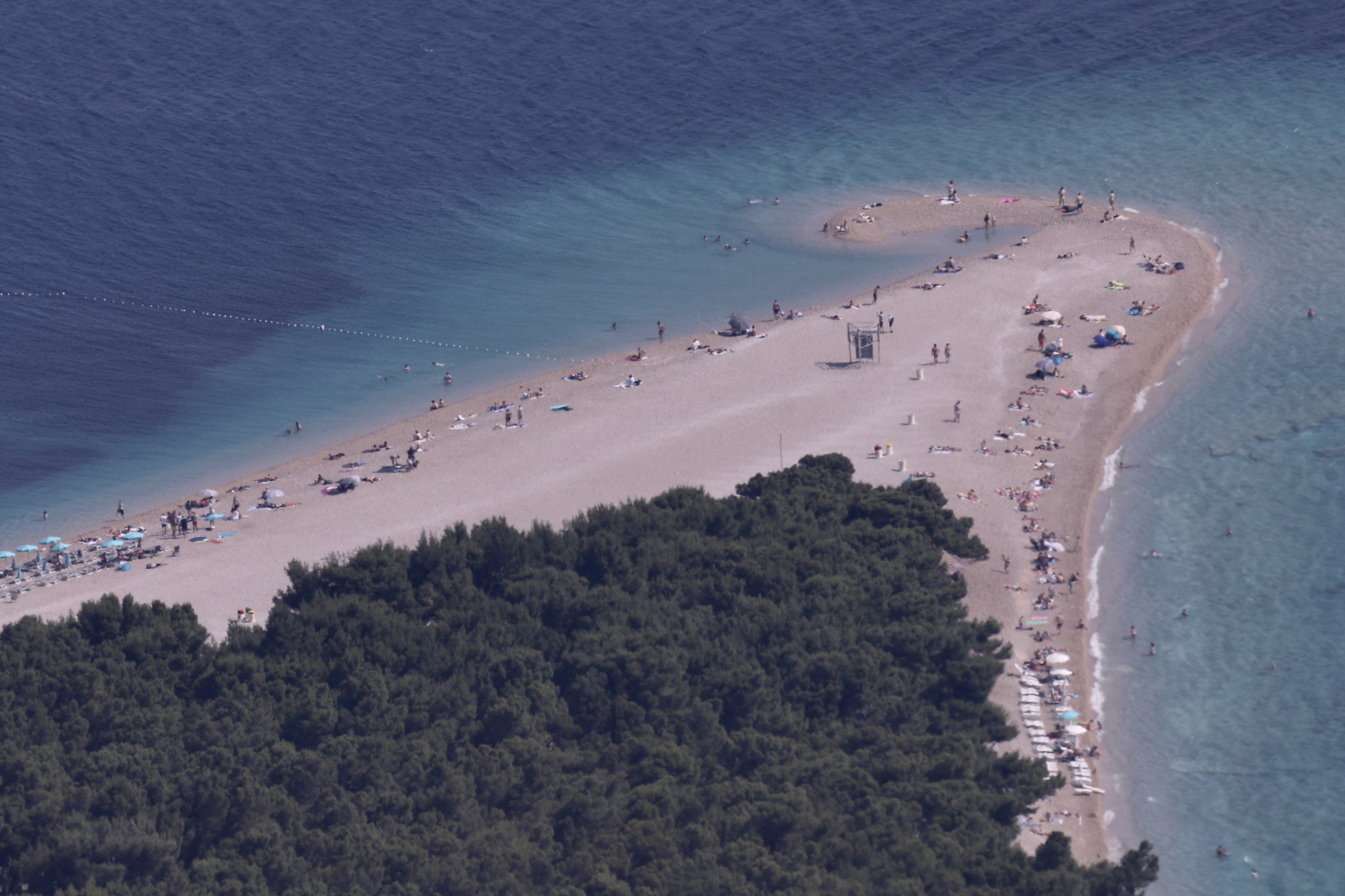Zlatni rat plaza koja svojom iznimnom ljepotom mami mnogobrojne turiste iz svih krajeva svijeta ciji vrh zbog jakih struja neprestano mijenja oblik najljepse je vidljiv s vrha Braca,Vidove gore od kuda se promjena najbolje vidi.