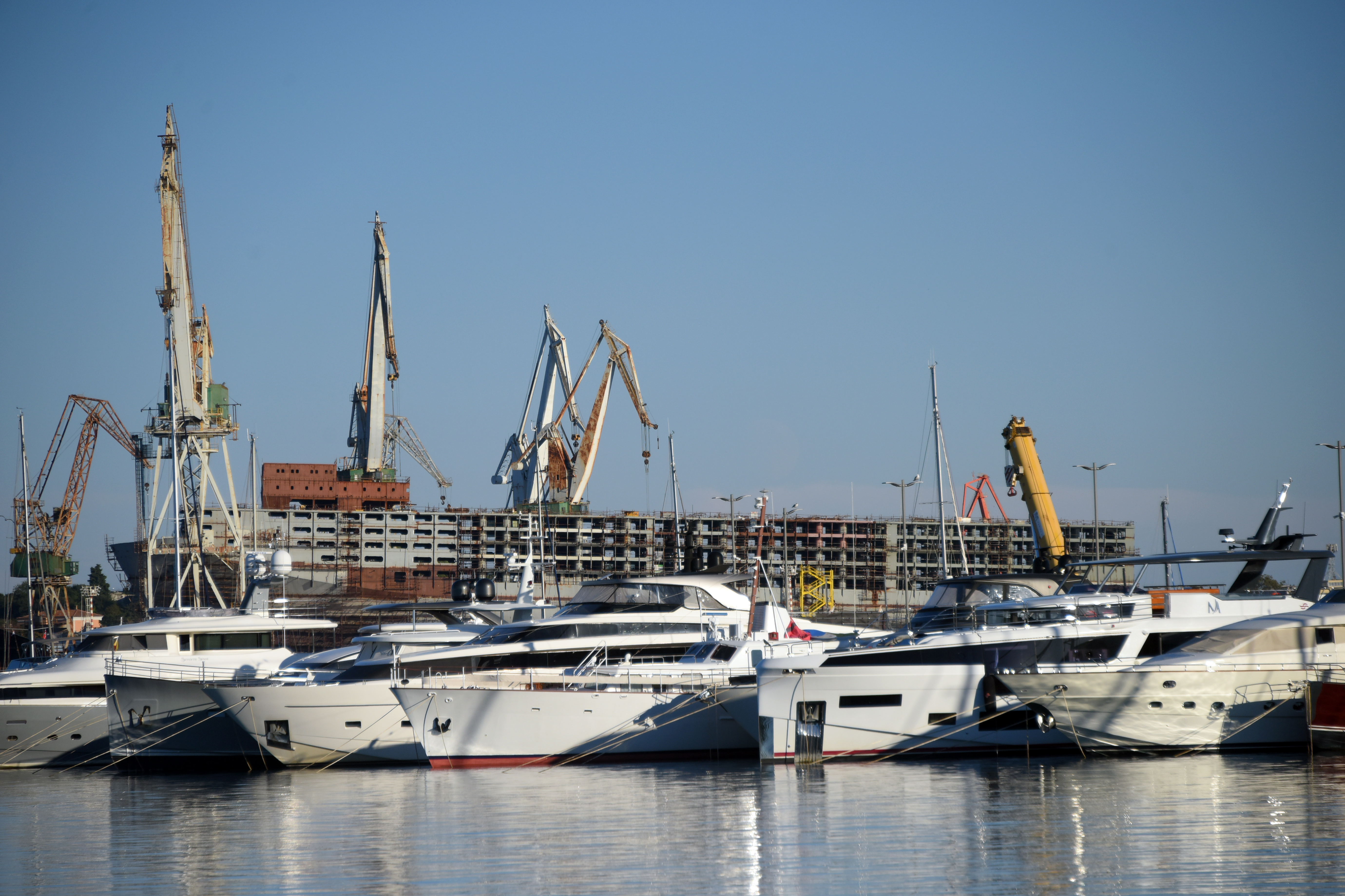 03.10.2025., Pula - Pogled na brodogradiliste Uljanik iz smjera marine Polesane. Photo: Sasa Miljevic/PIXSELL