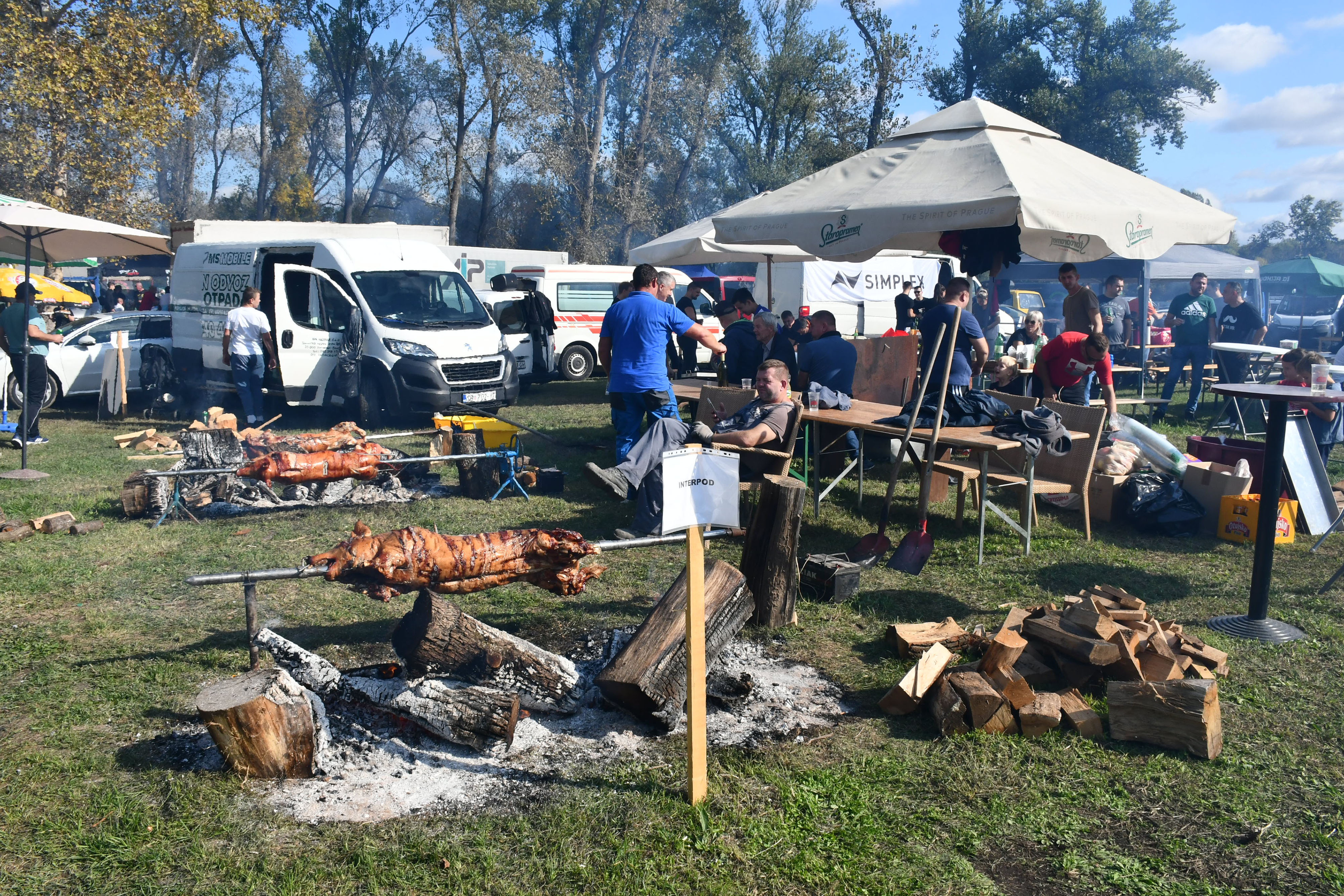 12.10.2024., Slavonski Brod - Pecenkijada na izletistu Poloj u organizaciji Moto kluba Brod, kojom svake godine zavrsavaju bikersku sezonu. Photo: Ivica Galovic/PIXSELL