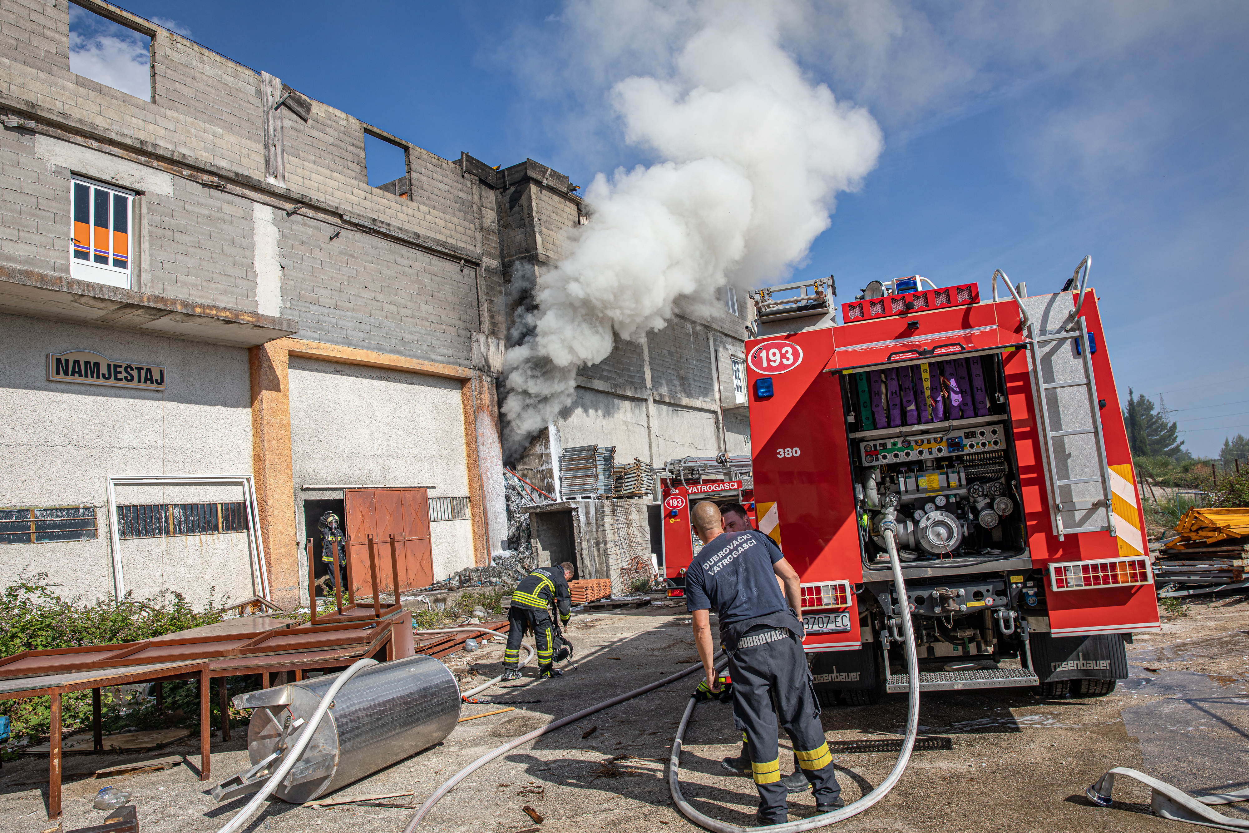18.06.2022., Pobrezje, Dubrovnik - U tijeku je gasenje pozara u skladistu na Pobrezju kraj Dubrovnika. Photo: Grgo Jelavic/PIXSELL