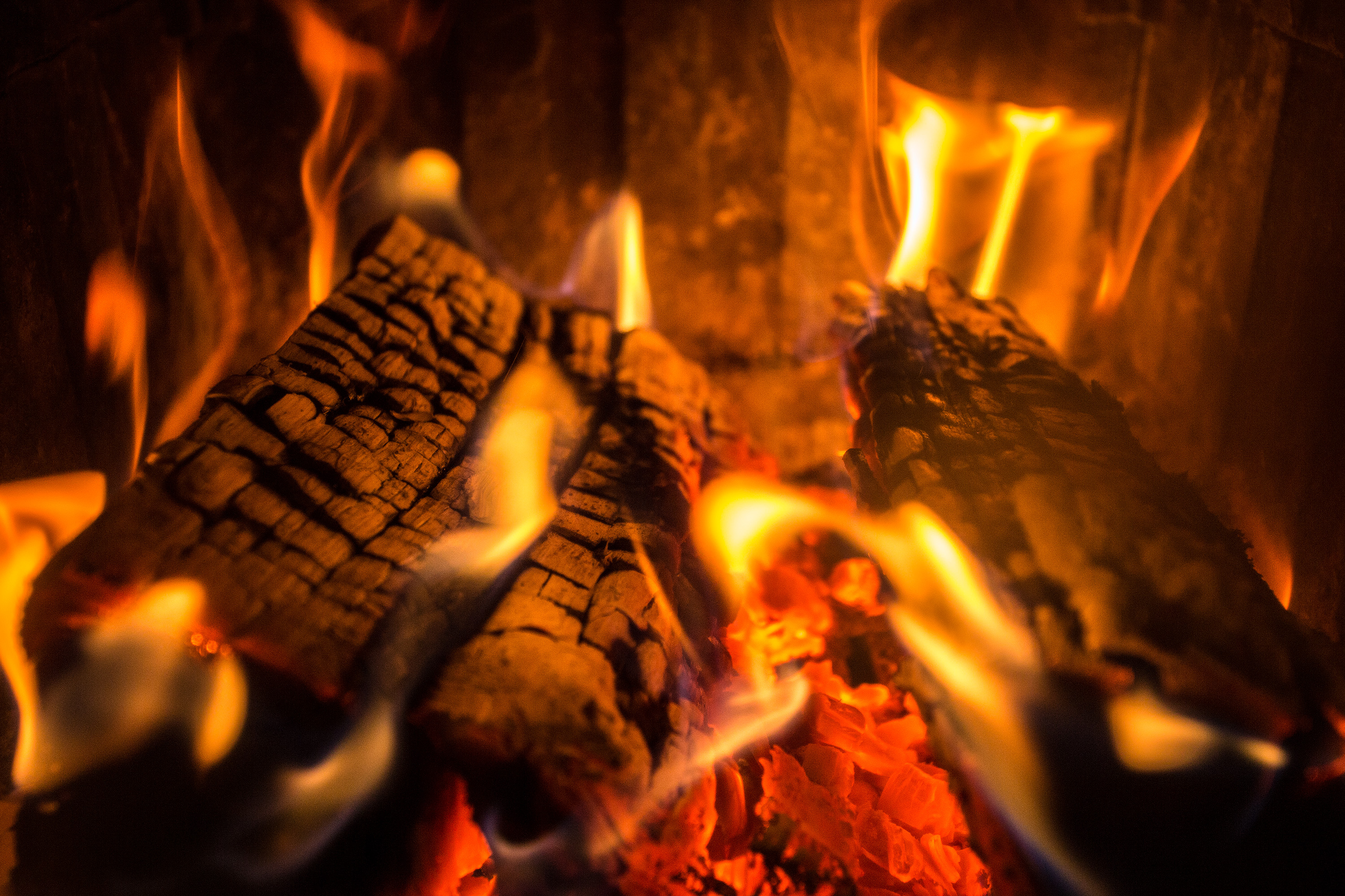 10.11.2015., Hrvatski Leskovac -  Mario Pranjic obiteljsku kucu grije na drva i ne zeli uvesti plin iako su u blizini njegove ulice vec zapoceli radovi na plinifikaciji. "nPhoto: Davor Puklavec/PIXSELL