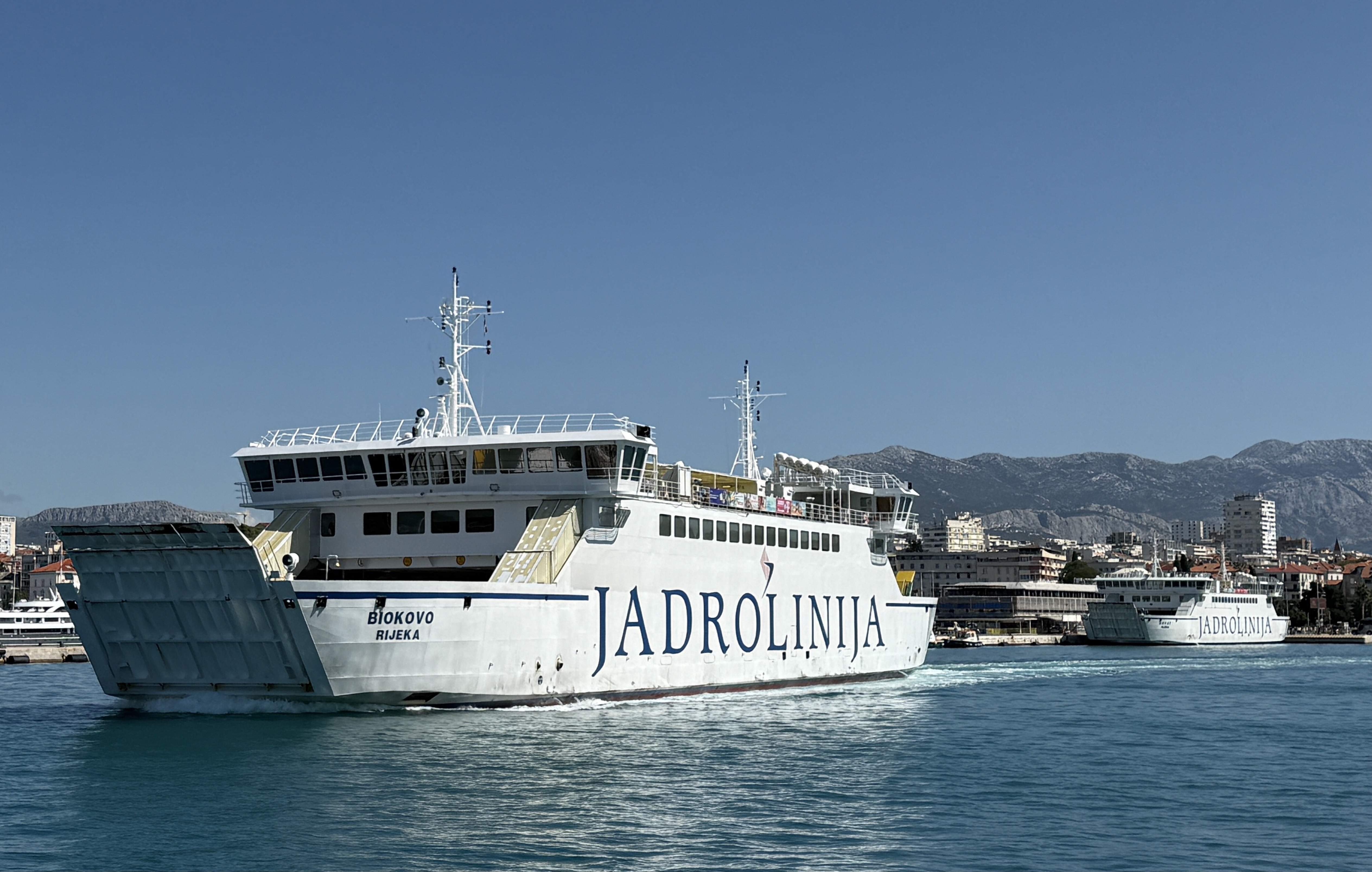Trajekti Jadrolinije koji plove prema srednjedalmatinskim otocima.